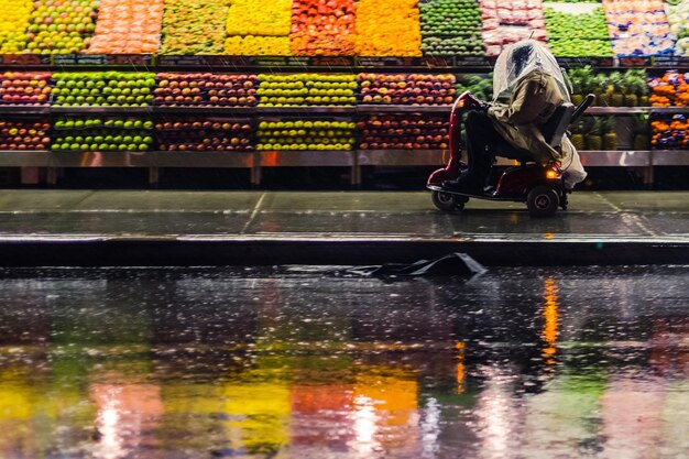 Foto mujer de pie en el parque