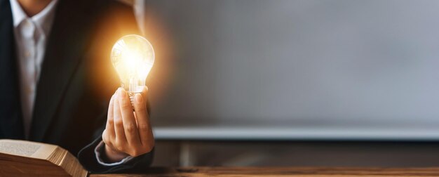 Mujer de pie sosteniendo una lámpara incandescente Nueva idea creativa Innovación Lluvia de ideas Estrategias para hacer que el negocio crezca y sea rentable Planificación de la estrategia de ejecución del concepto y gestión de beneficios