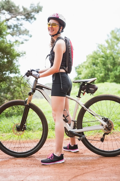 Mujer de pie con su bicicleta