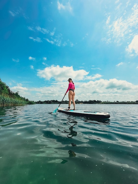 Mujer de pie en supboard