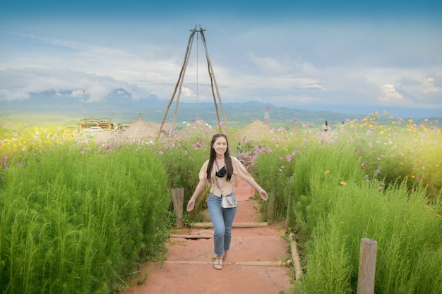 Mujer de pie en verde naturaleza archivada viajes en verano