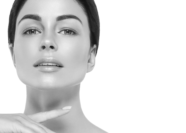 Mujer piel sana pestañas extensión belleza maquillaje natural cosmética edad concepto color de fondo. Monocromo. Gris. En blanco y negro.