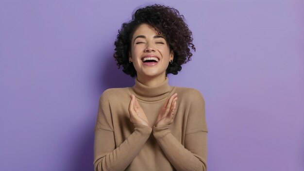 Foto mujer con piel sana se ríe felizmente se siente muy contenta mantiene los ojos cerrados vestida con tortilla casual