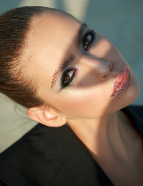 Foto mujer con piel suave con maquillaje elegante