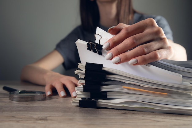 Mujer con pila de documentos