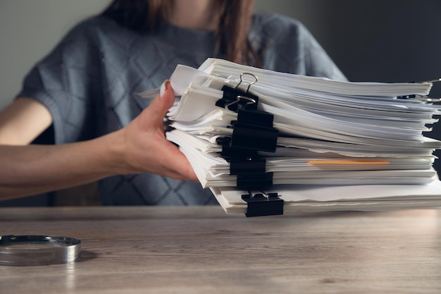 Mujer con pila de documentos