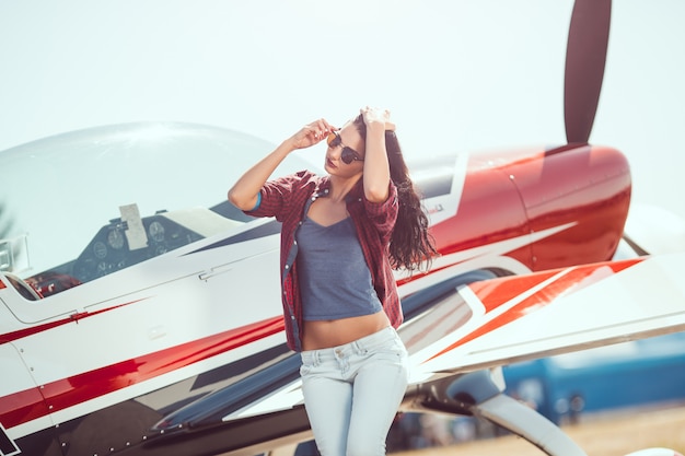 Mujer piloto y avión