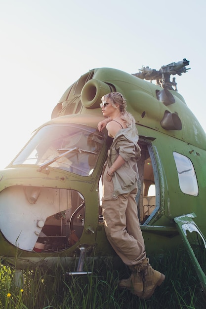 Foto mujer piloto en la cabina del helicóptero antes del despegue