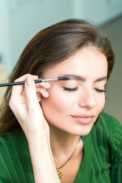 Foto mujer pinta las cejas