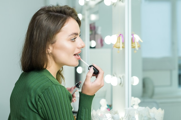 Mujer pinta los labios