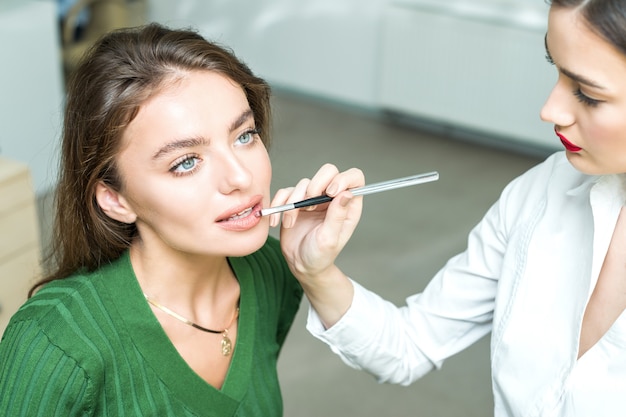 Mujer pinta los labios