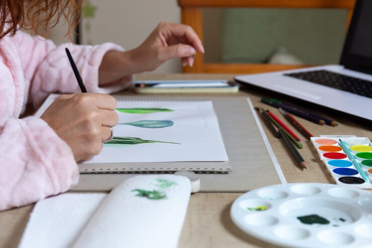 Foto mujer pintando con acuarelas en casa