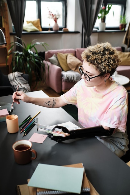 Mujer pintando un cuadro en la mesa