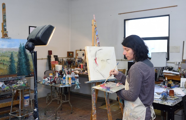 Mujer pintando en un estudio de pintura