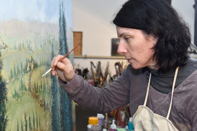 Mujer pintando en un estudio de pintura