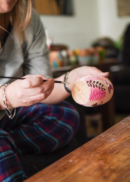 Foto mujer pintando a mano cerámica típica de argentina y uruguay