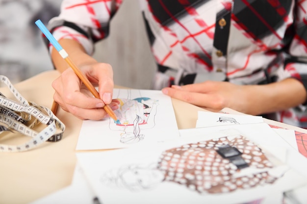 Mujer pintando en papel