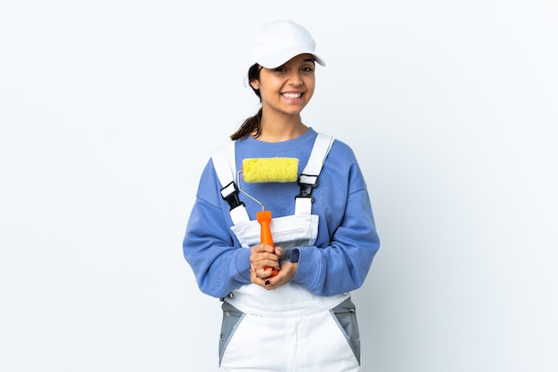 Mujer pintor sobre blanco aislado riendo