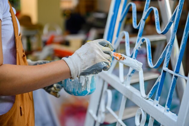 Mujer pintora pintando para mejorar la casa cuando se encierra durante Covid-19.