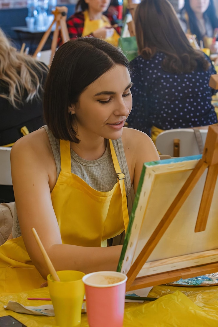 Foto mujer con pintura de pincel en lienzo