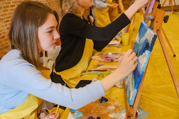 Foto mujer con pintura de pincel en lienzo