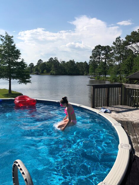 Foto mujer en piscina contra el cielo