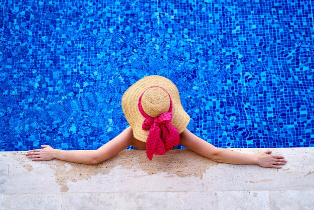 Una mujer en la piscina relajante.