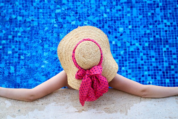 Una mujer en la piscina relajante.