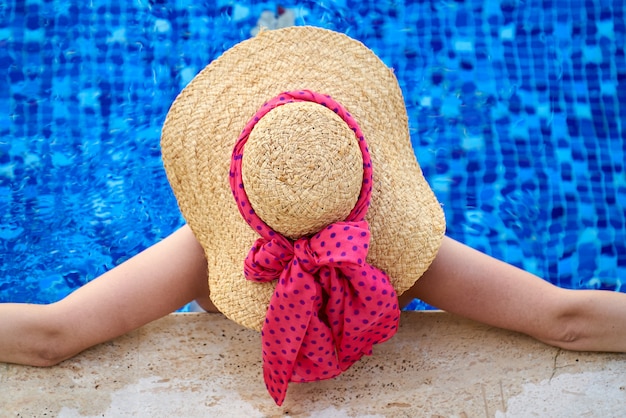 Una mujer en la piscina relajante.