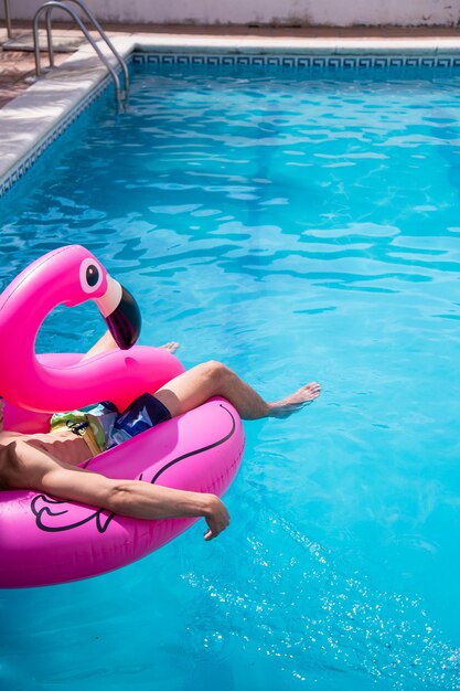 Foto mujer en la piscina