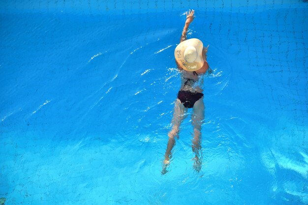 Mujer en la piscina