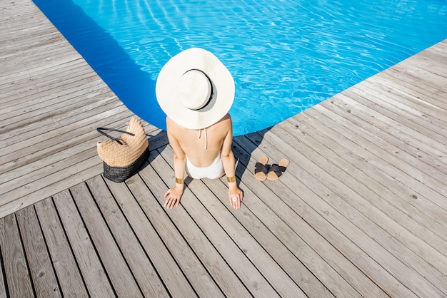 Mujer, en la piscina