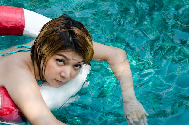 Mujer en la piscina