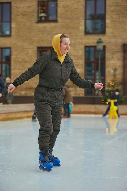 Mujer en una pista de patinaje sobre hielo en Dinamarca por la noche