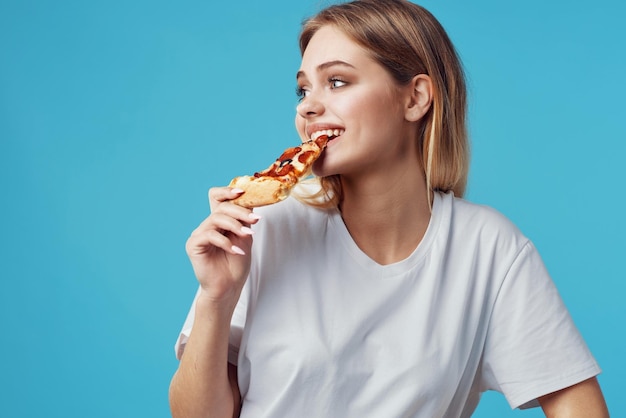 Mujer con pizza de entrega de comida rápida snack divertido fondo azul