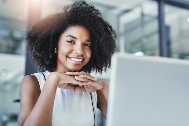 La mujer con el plan de negocios Captura recortada de una atractiva joven empresaria en su oficina