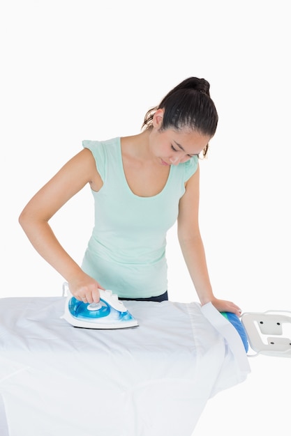 Mujer planchando una camisa