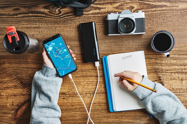 Mujer planeando su próximo viaje de vacaciones mientras viaja chica buscando destino y escribiendo un diario