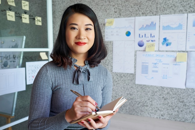 Mujer planeando el trabajo en la oficina