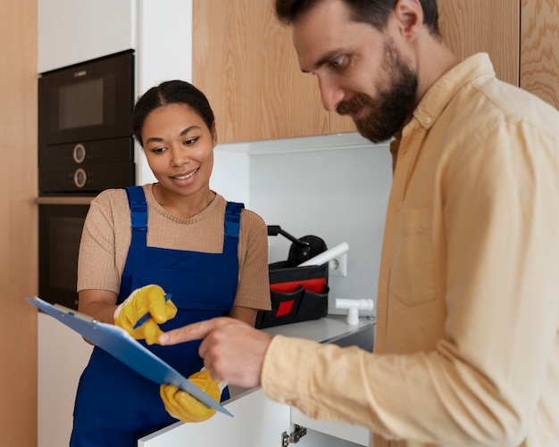 Mujer de plano medio trabajando como fontanero