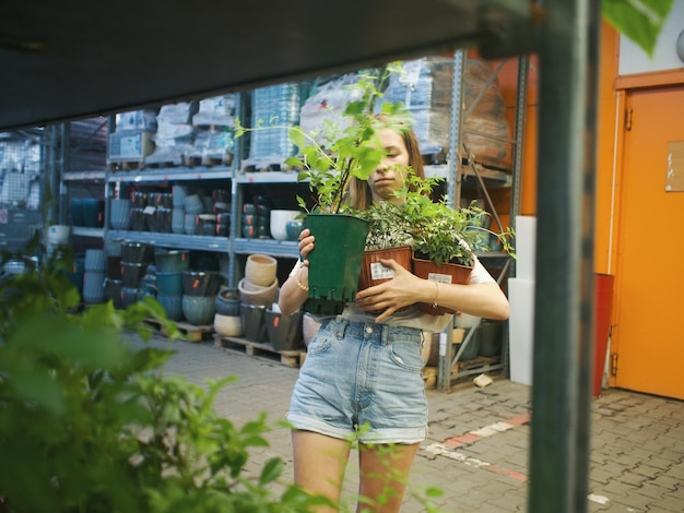 Foto mujer con una planta en maceta