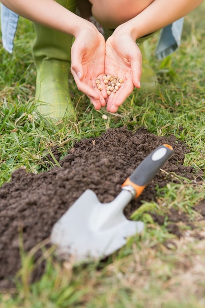 Mujer plantando en un campo