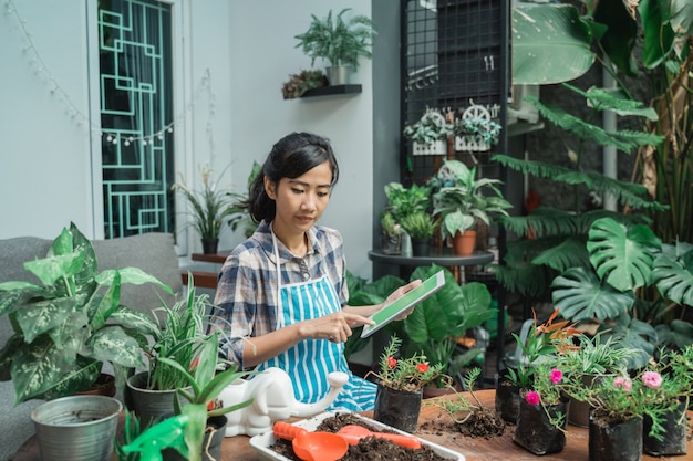 Mujer plantar flores en casa