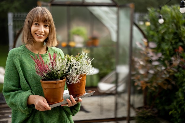 mujer, con, plantas, en, traspatio