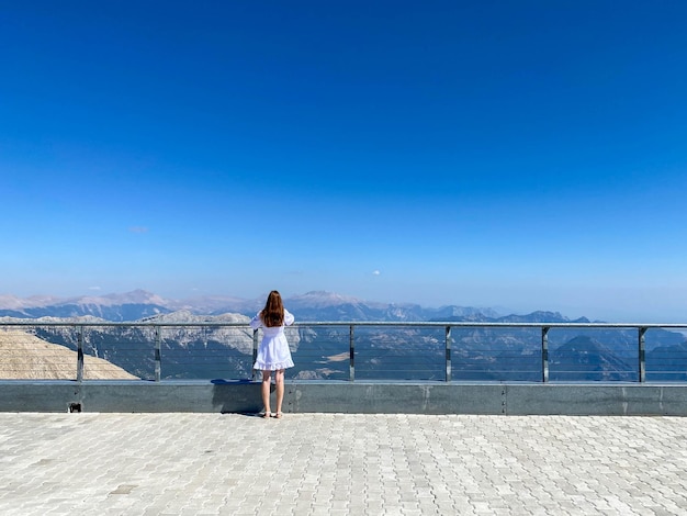 Mujer en la plataforma de observación en un profundo cañón impresionantes vistas de la naturaleza en las montañas