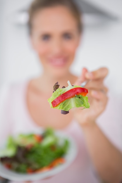 Foto mujer con plato de ensalada