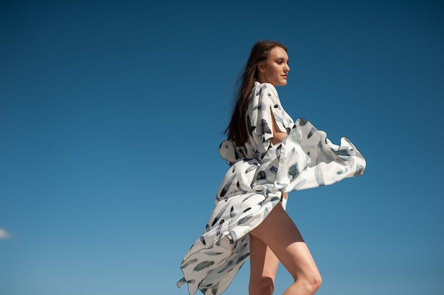 Mujer en la playa de arena