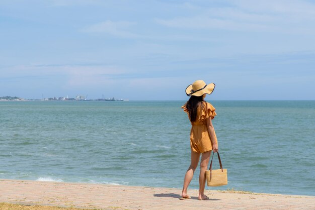 Mujer en la playa de arena