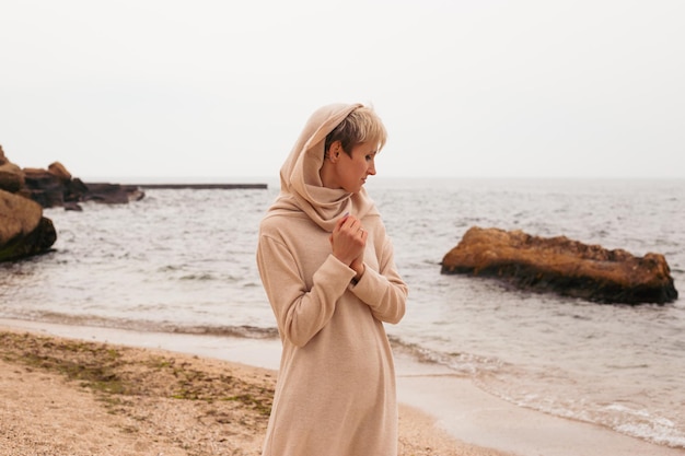 mujer, en, playa, cerca, mar