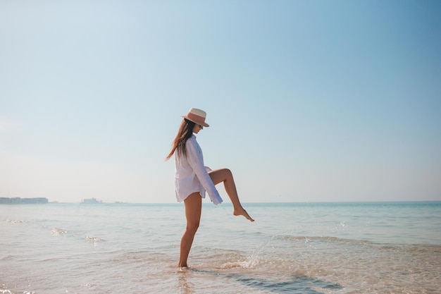 Mujer en la playa disfrutando de las vacaciones de verano